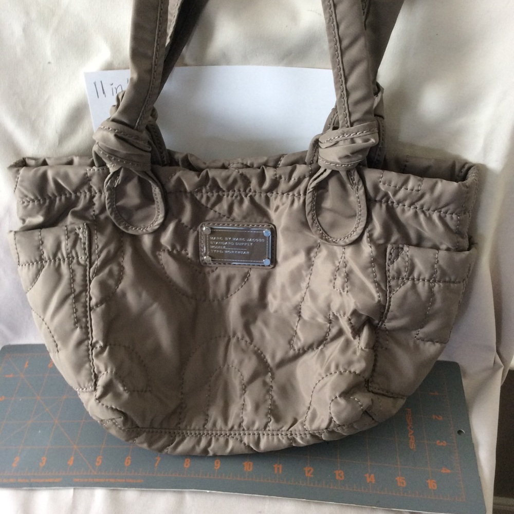 Marc Jacobs grey quilt handbag -